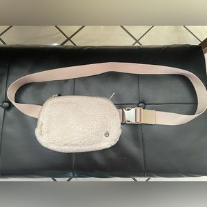 ⭐️EUC off white fleece Lululemon belt bag